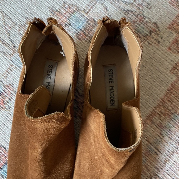 Steve Madden suede zippered ankle bottoms. In excellent condition! Size 6.5 - Picture 2 of 4